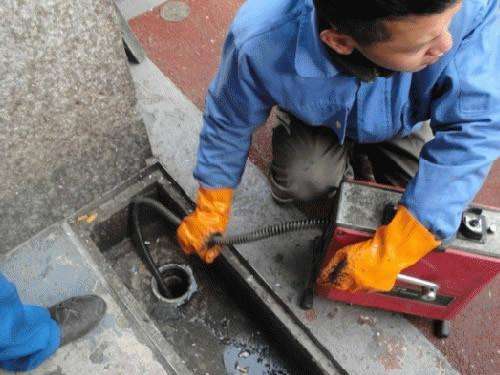 山根镇疏通下水道