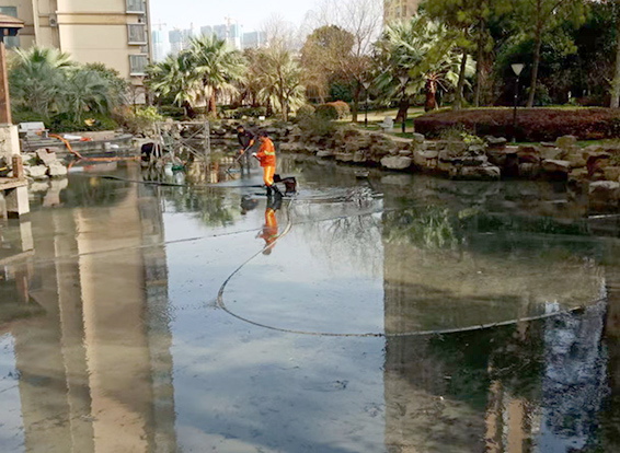 山根镇景观池淤泥清理