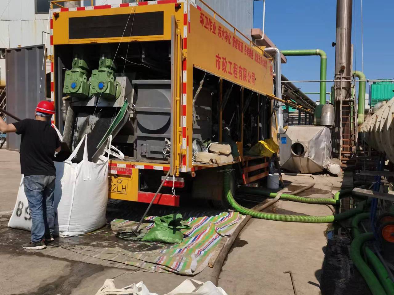 山根镇淤泥压干处理