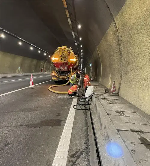 山根镇隧道排水渠清淤